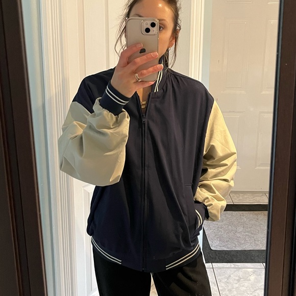 Retro/Vintage style bomber jackets, size L for an oversized look. - Picture 4 of 4